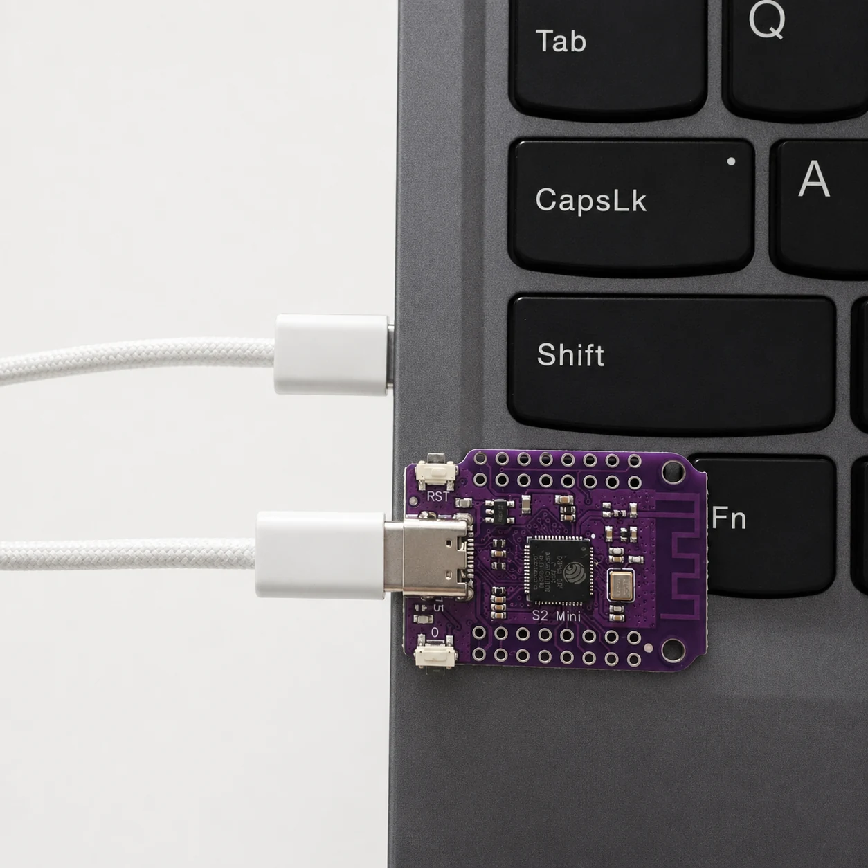 ESP32-S2 主板通过数据线连接电脑